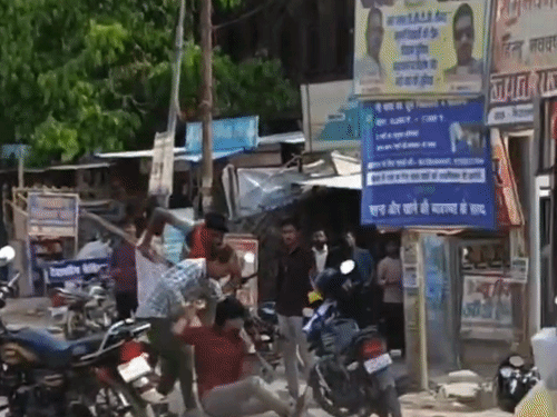 
                 हमीरपुर में युवक से मारपीट, वीडियो आया सामने:बाइक सवारों ने सड़क पर गिराकर पीटा, पुलिस जांच में जुटी 
            