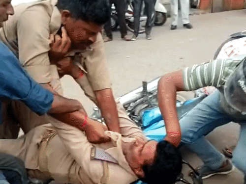 
                 फर्रुखाबाद रेलवे स्टेशन पर दो होमगार्ड में मारपीट, VIDEO:रुपयों के लेनदेन को लेकर विवाद, राहगीरों ने छुड़ाया 
            