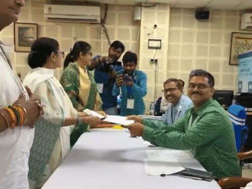 बीजेपी का आरोप- कोलकाता रेप-मर्डर पीड़िता की मां से बदसलूकी:प्रचार के दौरान हमले की कोशिश; ममता बनर्जी ने भवानीपुर से नामांकन भरा