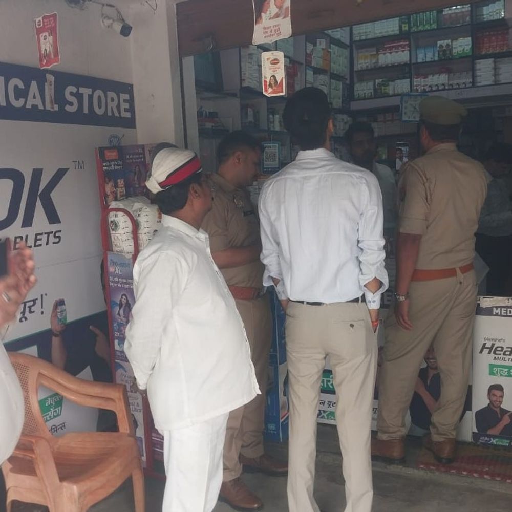 आजमगढ़ में गुमटी में बेची जा रही थी दवाएं:स्वास्थ्य विभाग की टीम ने मारा छापा, 20 तरह की दवाएं जब्त; दुकानदार भाग गया