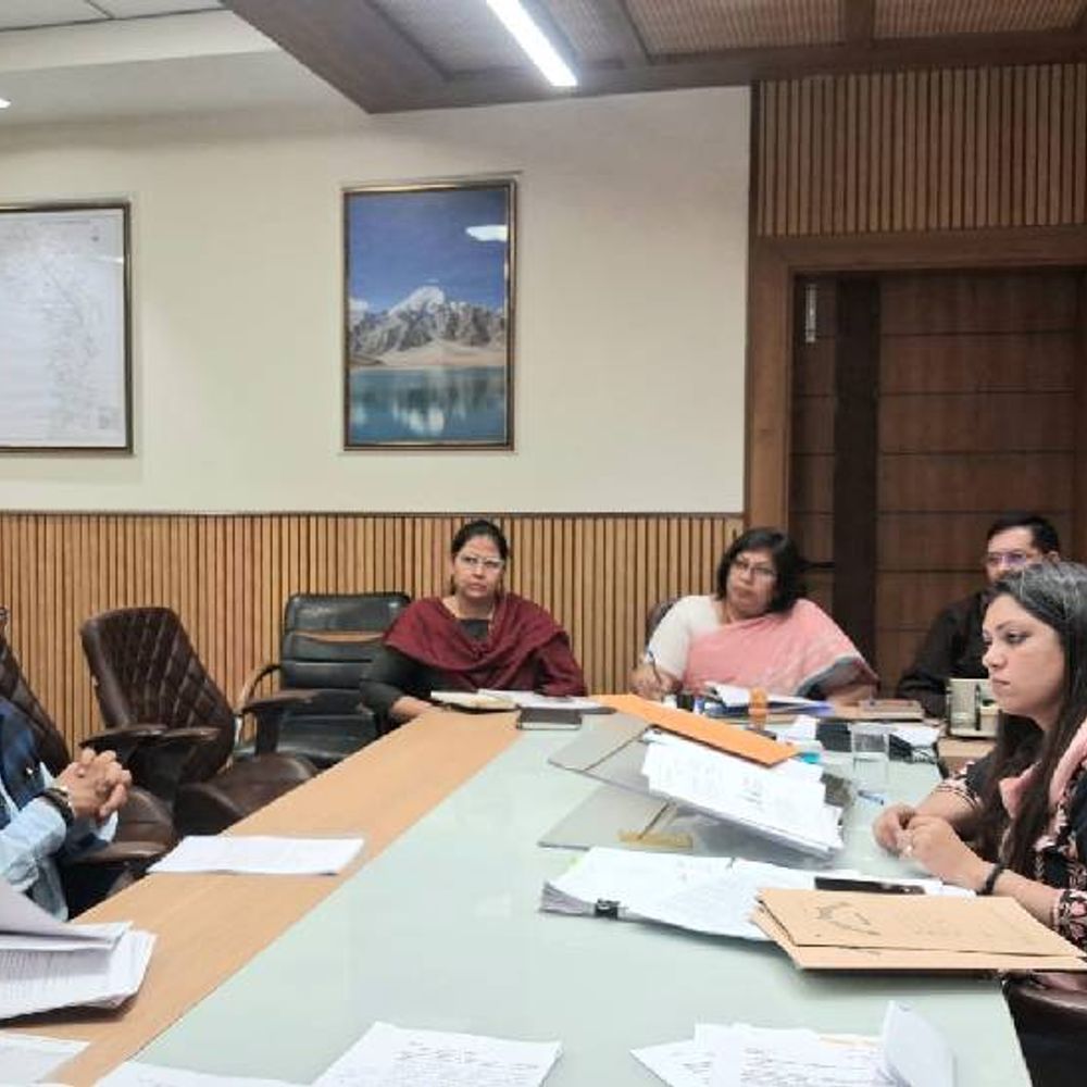 नोएडा में ड्रेस जूते किसी भी दुकान से ले सकेंगे:7.23 प्रतिशत से अधिक फीस बढ़ाने पर लगेगा जुर्माना, मान्यता रद्द हो सकती है