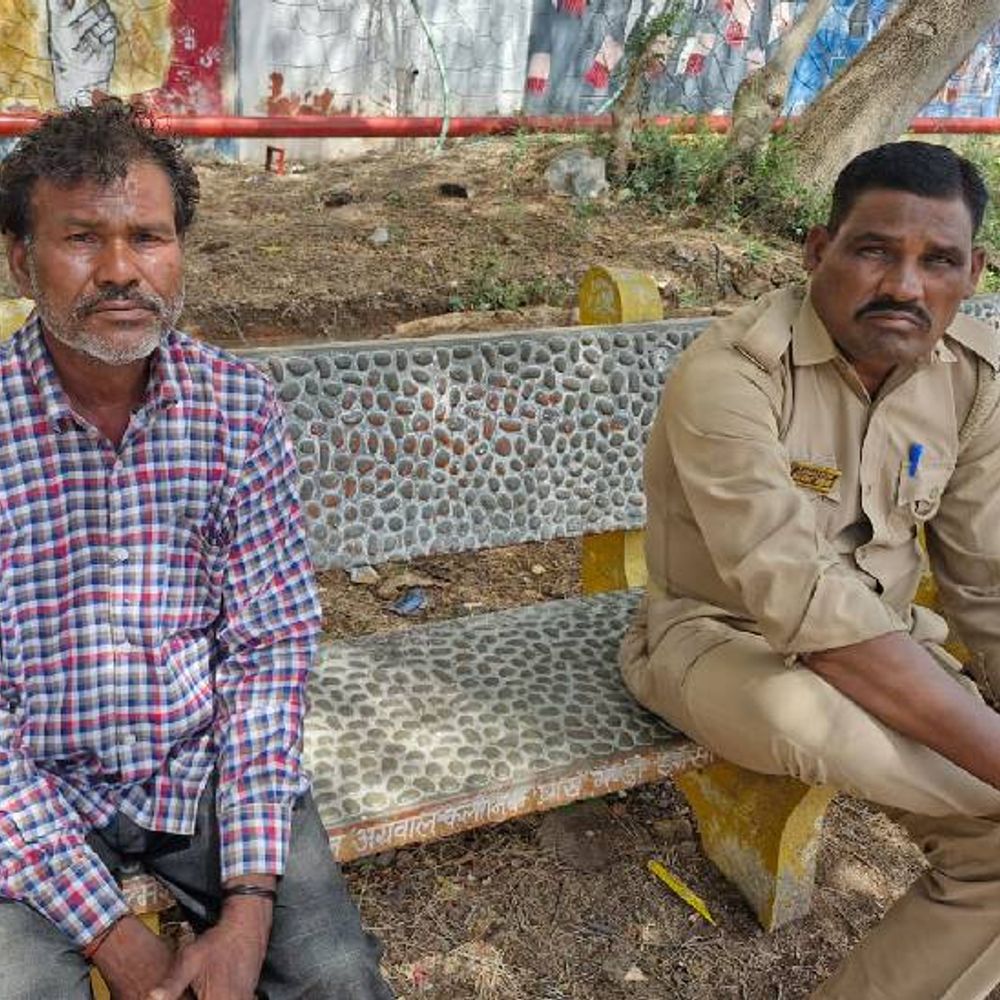 झांसी में युवक ने खेत पर जाकर सुसाइड किया:पिता देखने गए तो पेड़ पर लटका था बेटा का शव, घर में मातम छाया