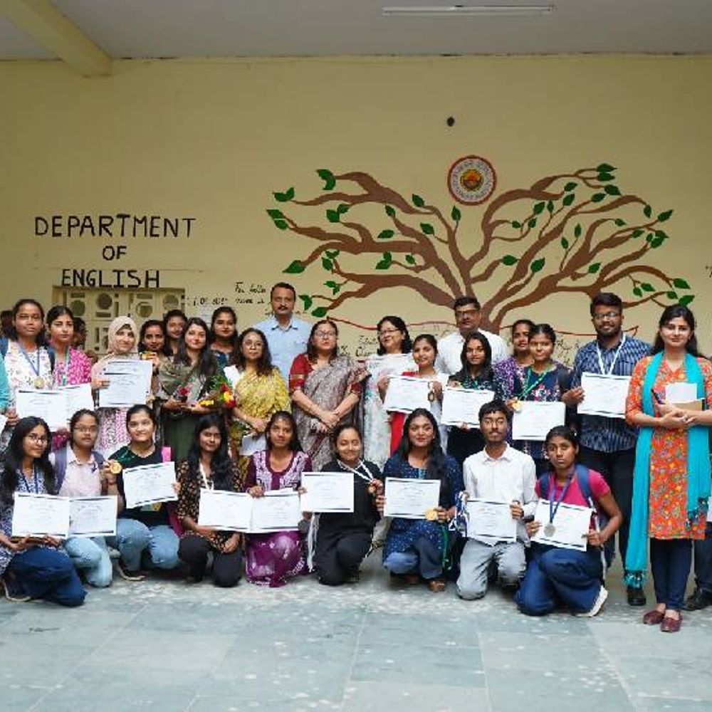 स्टूडेंट्स की प्रतिभा को मिला सम्मान:DDU के इंग्लिश डिपार्टमेंट में अवार्ड सेरेमनी, कुलपति बोली- पढ़ाई के साथ क्रिटिविटी जरूरी