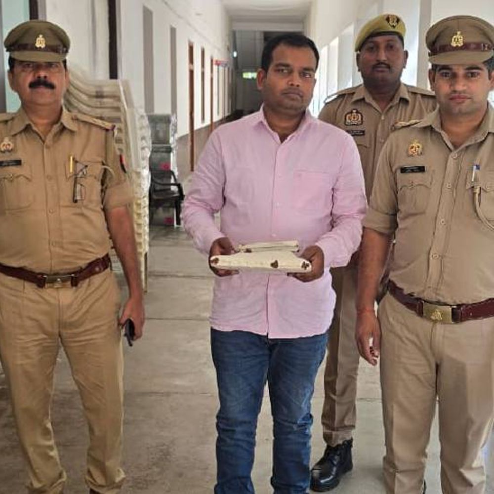 GST में फर्जीवाड़ा करने वाला फर्जी फर्म का मालिक गिरफ्तार:झांसी में फर्जी बिजनेस दिखाकर 4.5 करोड़ ठगे, जांच में पकड़ा गया