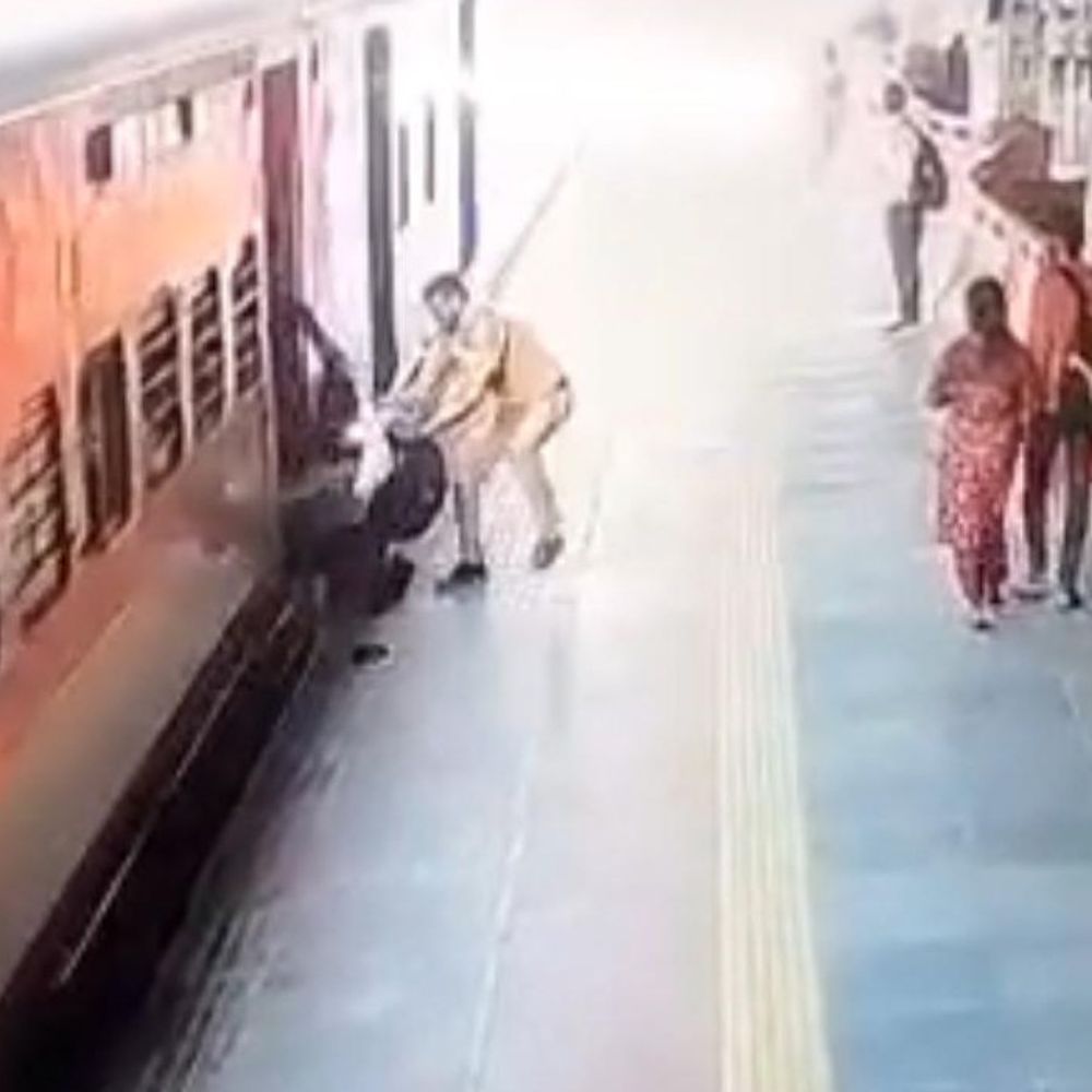 चलती ट्रेन से गिरा यात्री, जवान ने बचाई जान-VIDEO:प्रयागराज में कालिंदी एक्सप्रेस में चढ़ने के दौरान हादसा, बेहोश हुआ यात्री
