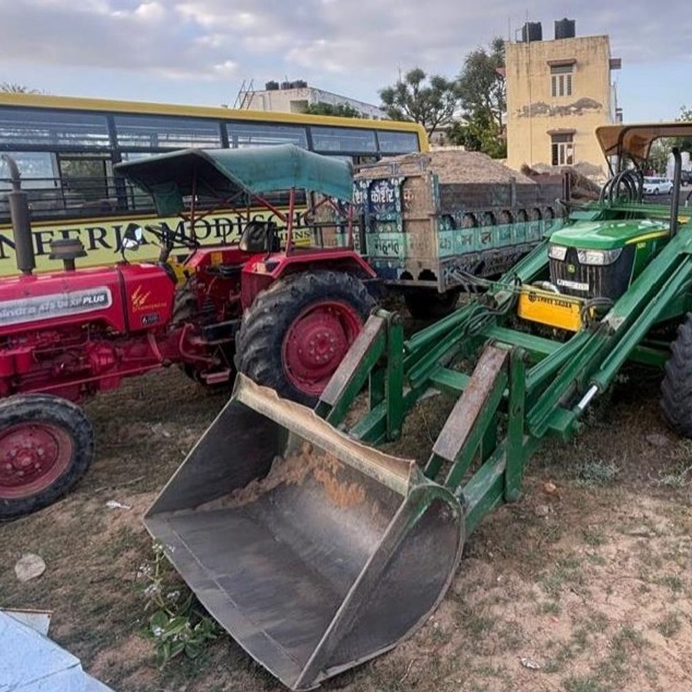 बिना लाइसेंस बजरी भंडारण और परिवहन पर पुलिस की कार्रवाई:ट्रैक्टर-ट्रॉली व लोडर जब्त; एक आरोपी गिरफ्तार