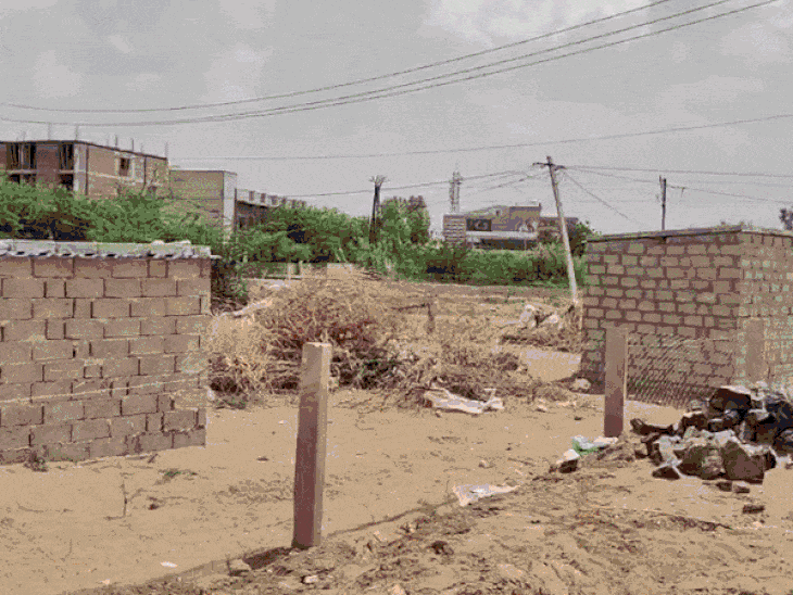 कार्यालय आवंटित जमीन पर बाड़मेर कांग्रेस ने दिया धरना:  आरोप- भूमाफिया की मिलीभगत से प्रशासन रुकवा रहा है काम; सरकारी जमीन पर हो रहे अतिक्रमण – Barmer News