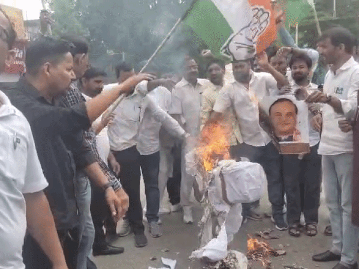 आगरा में CM हिमंत बिस्वा का पुतला फुका:प्रदर्शनकारी बोले- मल्लिकार्जुन खरगे पर की गई टिप्पणी पर प्रधानमंत्री माफी मांगे