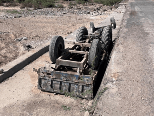 बजरी से भरा ट्रेक्टर-ट्रॉली पलटी, दबने से ड्राइवर की मौत:मुआवजे की मांग को लेकर सांडेराव में धरना, बोले-रॉयल्टी वालों के कारण हुआ हादसा