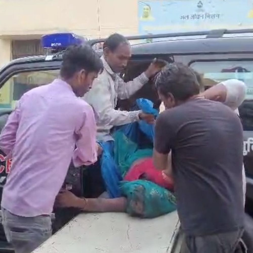 कासगंज में ट्रैक्टर-ट्राॅली पलटने से 3 लोगों की माैत:3 की हालत गंभीर, बंपर टूटने से ट्राली अनियंत्रित होकर पलटी