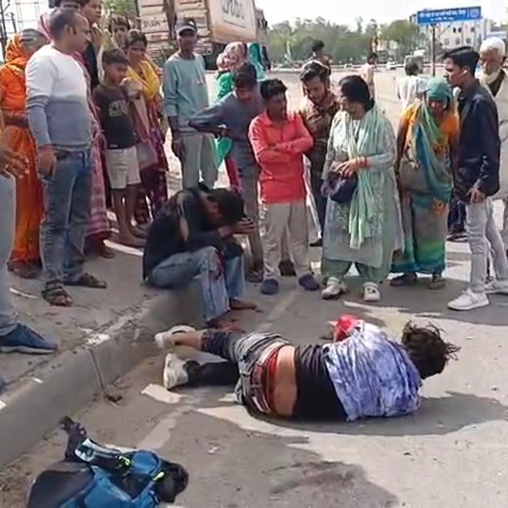 सीतापुर में NH30 पर ट्रैक्टर ने बाइक को मारी टक्कर:3 युवक गंभीर घायल, एम्बुलेंस देरी से पहुंची; ऑटो से पहुंचाया गया अस्पताल