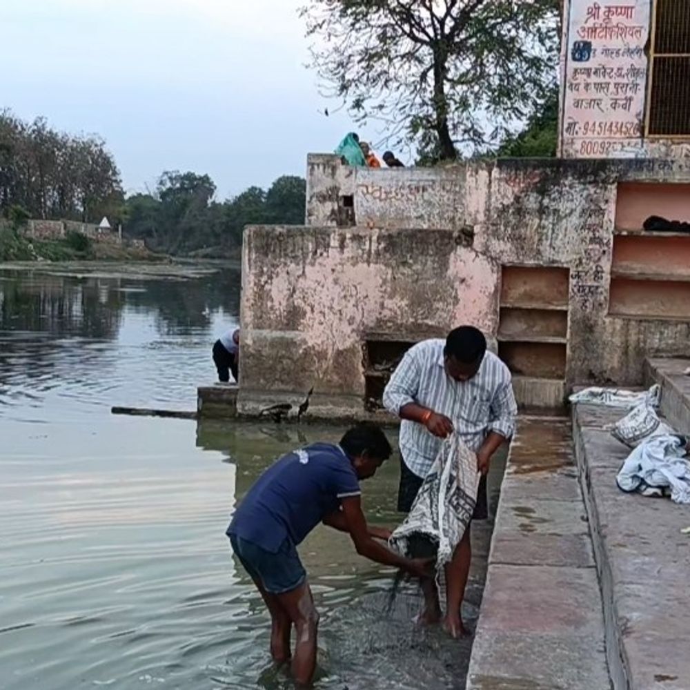 बुंदेली सेना ने पुलघाट की सीढ़ियों से काई हटाई:फिसलन रोकने के लिए 25 बोरी बालू डलवाकर की घिसाई