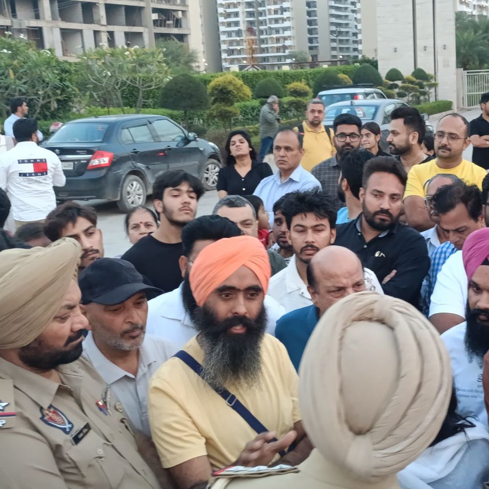 मोहाली में बिजली संकट से परेशान लोगों ने किया प्रदर्शन:  बिल्डर-विभाग के खिलाफ नारेबाजी, एयरपोर्ट रोड जाम किया; बोले-अधिकारी फोन नहीं उठा रहे – Mohali News