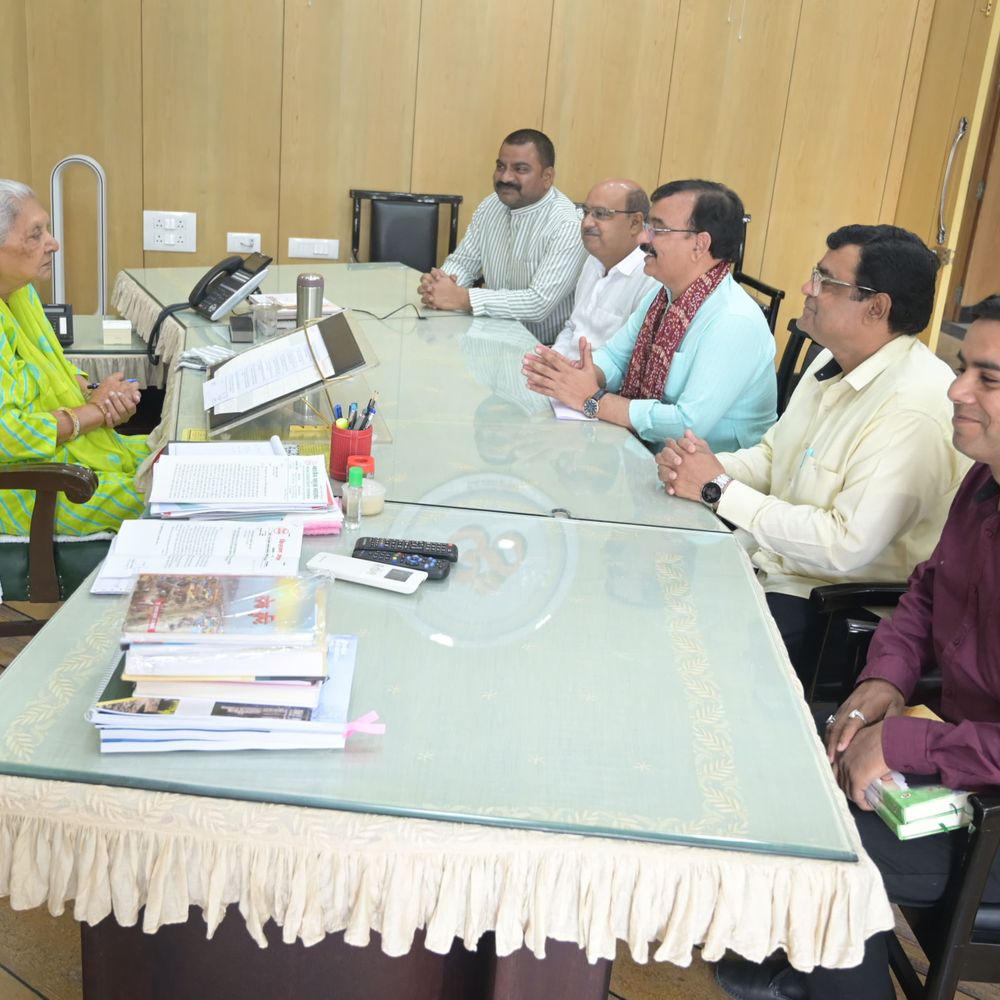 
                 ‘विजय पुरुष से राष्ट्रप्रहरी’ का विमोचन जल्द:राजनाथ सिंह पर आधारिक है पुस्तक, बीजेपी महानगर अध्यक्ष ने राज्यपाल को दिया आमंत्रण 
            