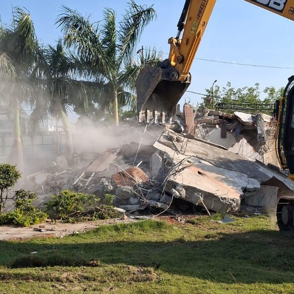 लखनऊ में सरकारी जमीन पर बना दिया लॉन:LDA ने 3 घंटे बुलडोजर चला कर ध्वस्त किया, 40 हजार स्क्वायर फीट भूमि खाली कराई