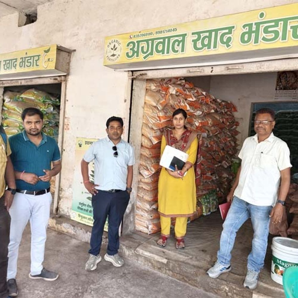 कृषि विभाग की खाद-बीज दुकानों पर कार्रवाई:  रायगढ़ में 14 टन उर्वरक जब्त, 4 संचालकों को नोटिस जारी – Raigarh News