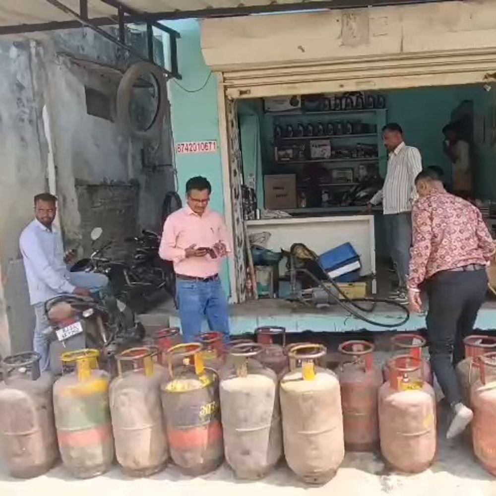 बांसवाड़ा में अवैध गैस रिफिलिंग पर 18 सिलेंडर जब्त:  6 कमर्शियल और 12 घरेलू सिलेंडर शामिल; गेराज में गाड़ियों में गैस भरते मिले – Banswara News