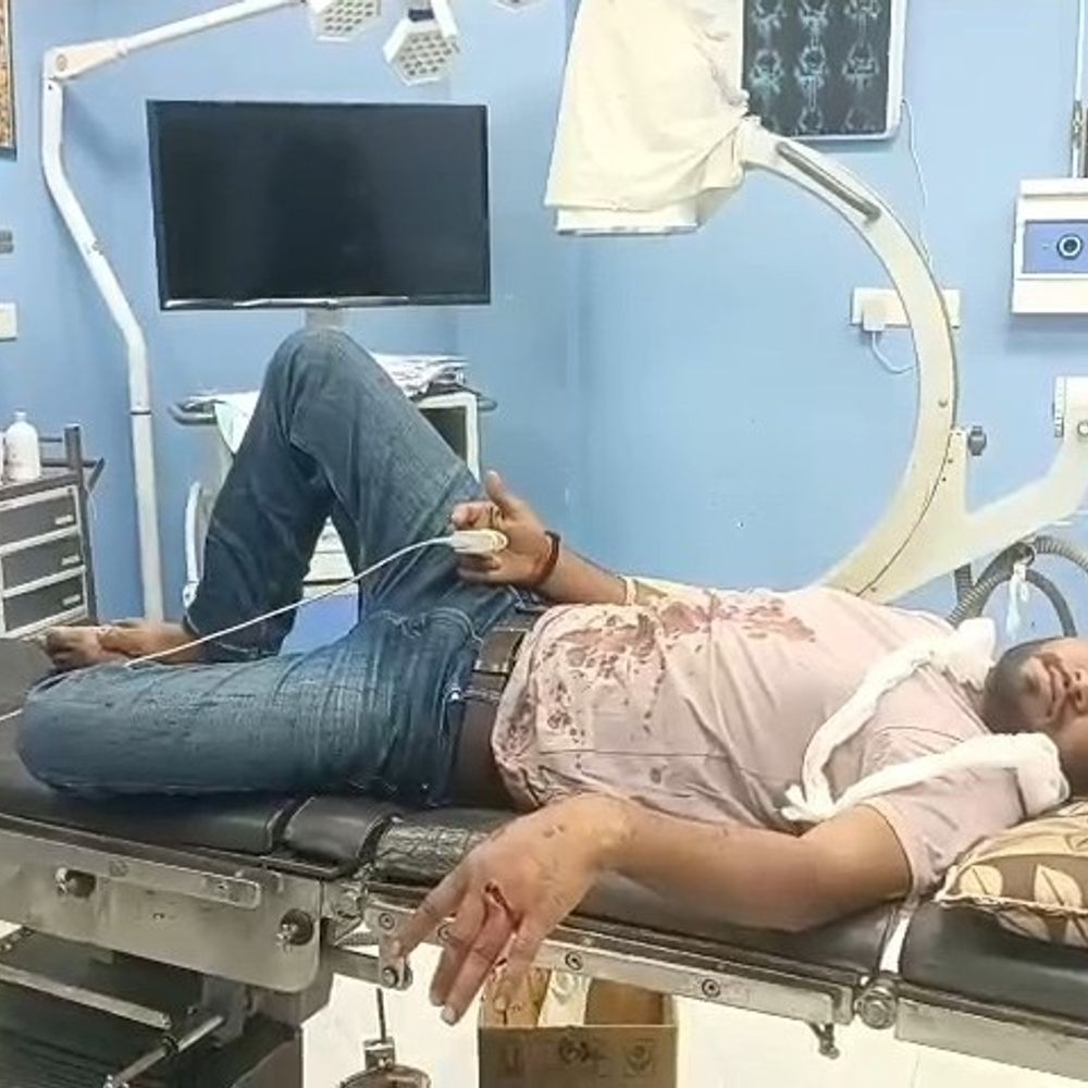 भोजपुर में हथियारबंद बदमाशों ने युवक को मारी गोली:  घर के बाहर टहल रहा था, बाइक सवार ने दागी बुलेट; हथियार लहराते हुए फरार – Bhojpur News