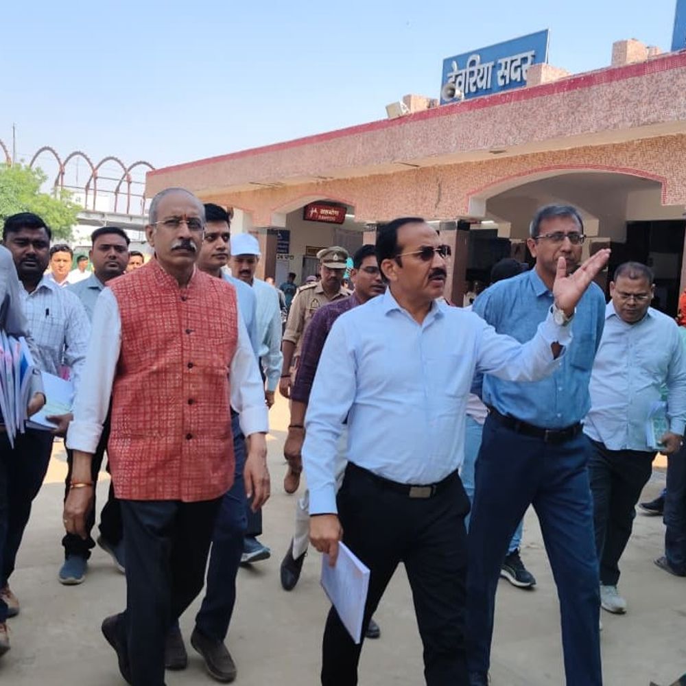 पूर्वोत्तर रेलवे महाप्रबंधक ने गोरखपुर-मऊ रेलखंड का निरीक्षण किया:निर्माणाधीन लिमिटेड हाइट सब-वे देखा, कार्य की गुणवत्ता और समय पर पूरा करने के निर्देश