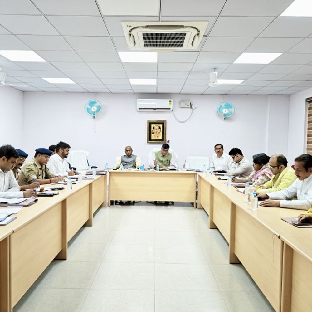 फूल बंगला के शुल्क बढ़ोतरी का फैसला वापस:मंदिर के एंट्री गेट तक लगाई जाएगी रेलिंग, बांके बिहारी मंदिर कमेटी की बैठक में निर्णय