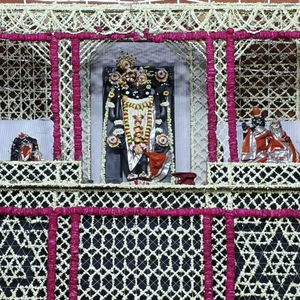 अनंत अंबानी के जन्मदिन पर फूल बंगला में विराजे द्वारिकाधीश:देशी विदेशी फूलों से सजाया मंदिर, दर्शन कर आनंद में डूबे भक्त