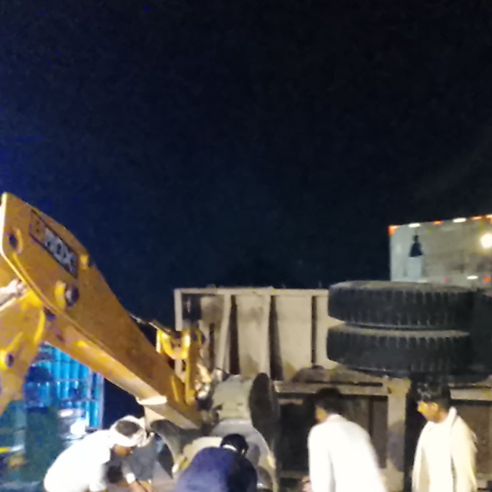 फिरोजाबाद में ईंटों से भरी ट्रैक्टर-ट्रॉली पलटी:सड़क पर बिखरीं ईंटें, आगरा रोड पर एक घंटे तक लगा रहा जाम