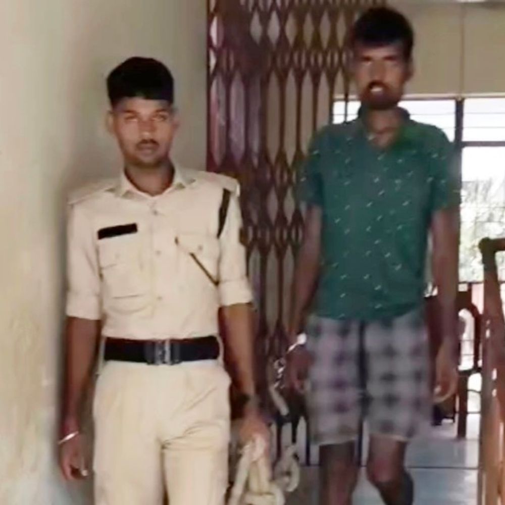 शेखपुरा में शराब बेचते युवक अरेस्ट, 50 बोतल बरामद:कम्युनिटी हॉल परिसर में बेच रहा था शराब, 6 माह पहले भी हुई थी गिरफ्तारी