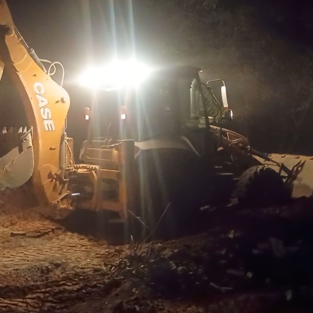 बिजनौर में बैराज रोड से मजार हटाई गई:सड़क चौड़ीकरण के लिए प्रशासन ने जेसीबी चलवाया, पुलिस बल मौजूद रही