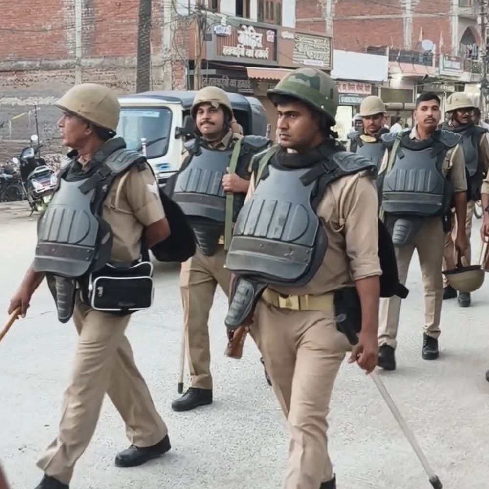 सपा नेता की स्कॉर्पियो का चालान कटा, ब्लैक फिल्म उतारी:कल्याणपुर में ब्लैक हॉक गश्त के दौरान होटल पर भी छापा मारा गया, डीवीआर जब्त