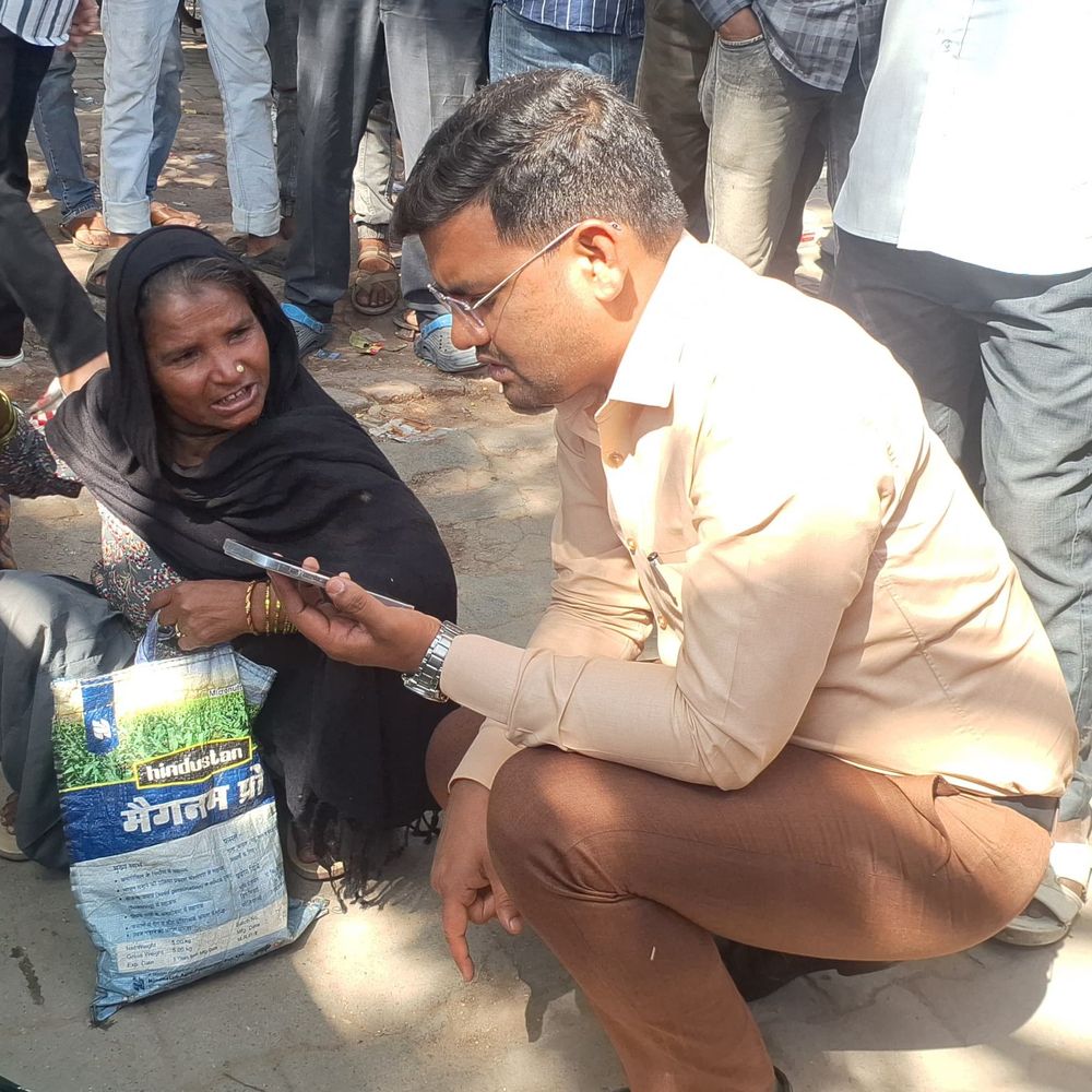 हरदोई में तहसील गेट पर महिला की मौत:SDM ने निजी वाहन से शव भिजवाया, कांग्रेस अध्यक्ष ने आर्थिक मदद की
