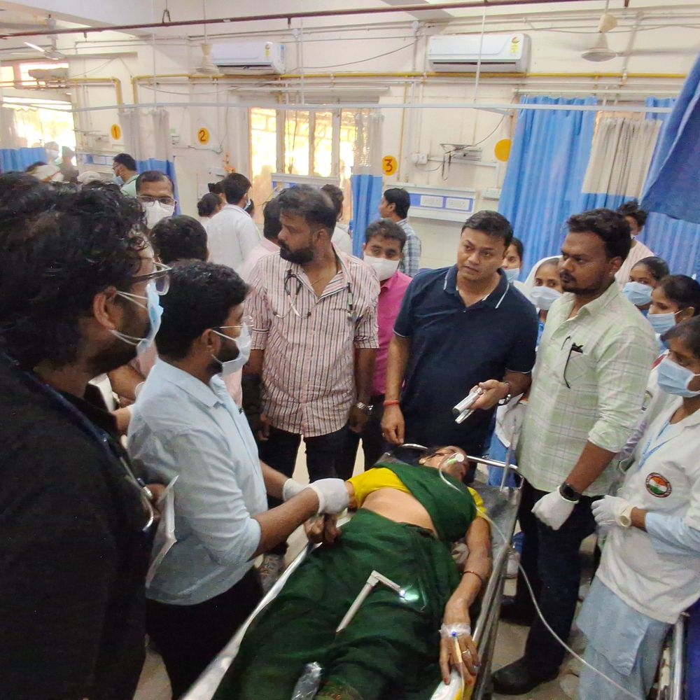 गाजीपुर में बस पलटी, 2 महिलाओं की मौत:20 घायल; महाराष्ट्र के आयुष मंत्री ने DM से ली जानकारी