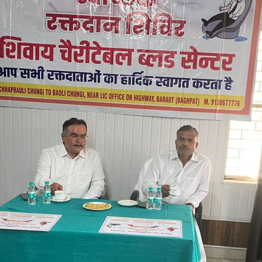 बागपत कचहरी में रक्तदान शिविर, 100 अधिवक्ताओं ने किया दान:जिला बार एसोसिएशन ने किया आयोजन, सामाजिक जिम्मेदारी निभाई