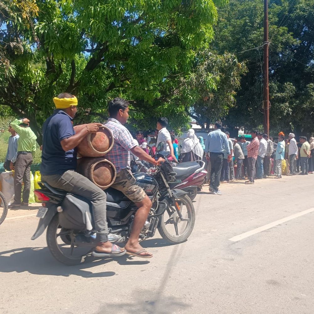 सिलेंडर वितरण लेकर अधिकारियों की ड्यूटी लगी:4 तहसीलों में 8 पूर्ति निरीक्षकों की ड्यूटी, फोन नंबर जारी किए गए