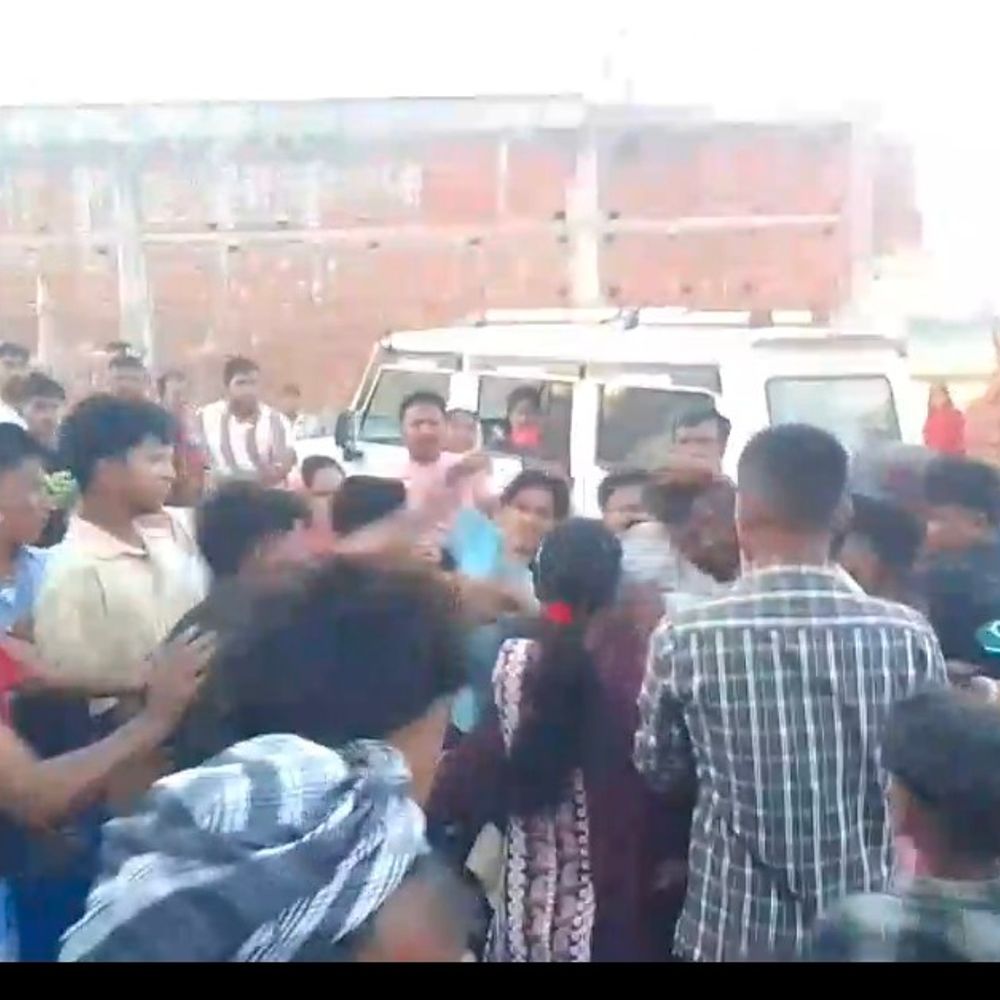 मऊ में दो पक्षों में जमकर मारपीट, VIDEO:रास्ते से बर्तन हटाने को लेकर विवाद में चले लात-घूंसे, मारपीट में एक घायल