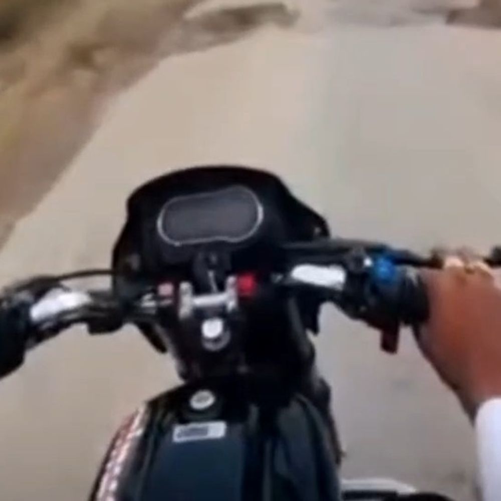 फर्रुखाबाद में बाइक में हूटर बजाने पर कार्रवाई:पुलिस ने काटा ₹19,500 का चालान, युवकों ने गलती स्वीकार की