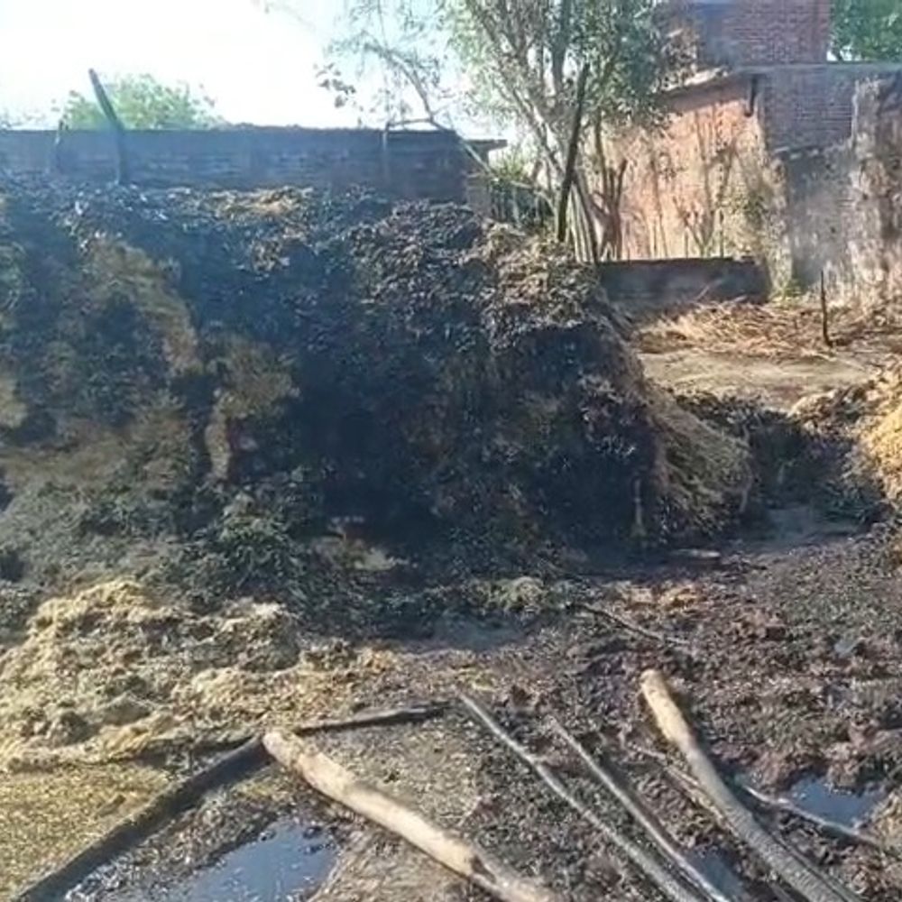 सीतापुर में भीषण आग से ग्रामीणों की चार झोपड़ियां जलीं:शादी के लिए रखे 1 लाख रुपए जले, प्रशासन ने पहुंचाई पीड़ितों को राहत सामग्री