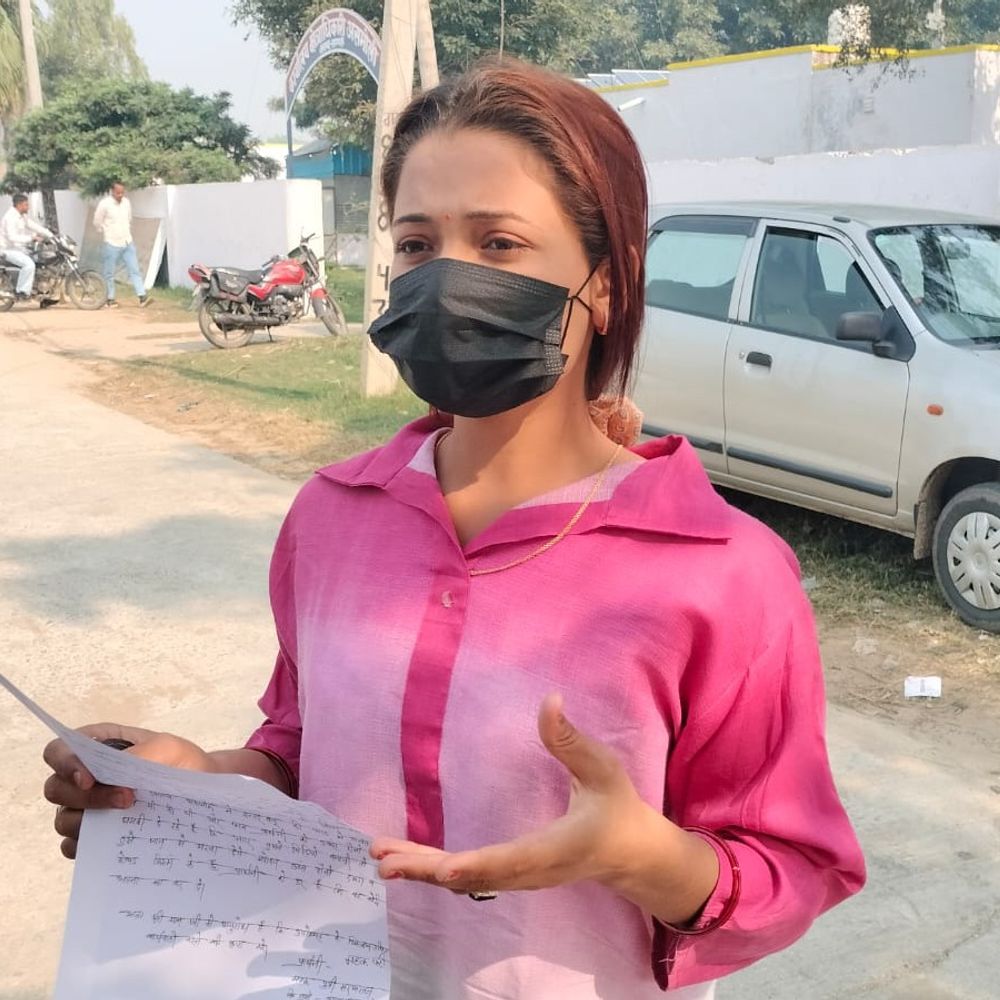 यूट्यूबर महक-परी और पड़ोसियों में चले जमकर लाठी-डंडे, पत्थरबाजी:संभल में बच्चों के खेल के मामूली विवाद में मारपीट, दोनों पक्ष से कई घायल, VIDEO