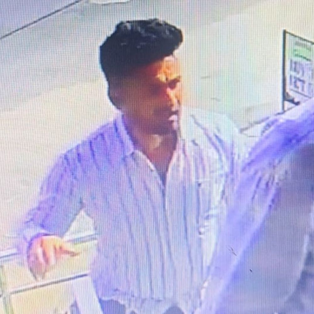 इंश्योरेंस कंपनी के ऑफिस में तोड़फोड़ का VIDEO:बदमाशों ने मैनेजर पर बरसाए लाठी-डंडे, 2 युवतियों को केबिन में किया बंद