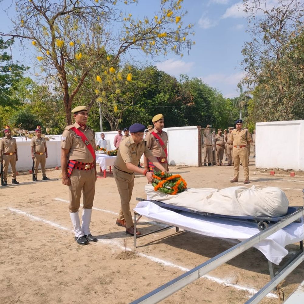 गाजीपुर में आरक्षी की सड़क हादसे में मौत:इलाज के दौरान दम तोड़ा, पुलिस लाइन में राजकीय सम्मान से अंतिम विदाई