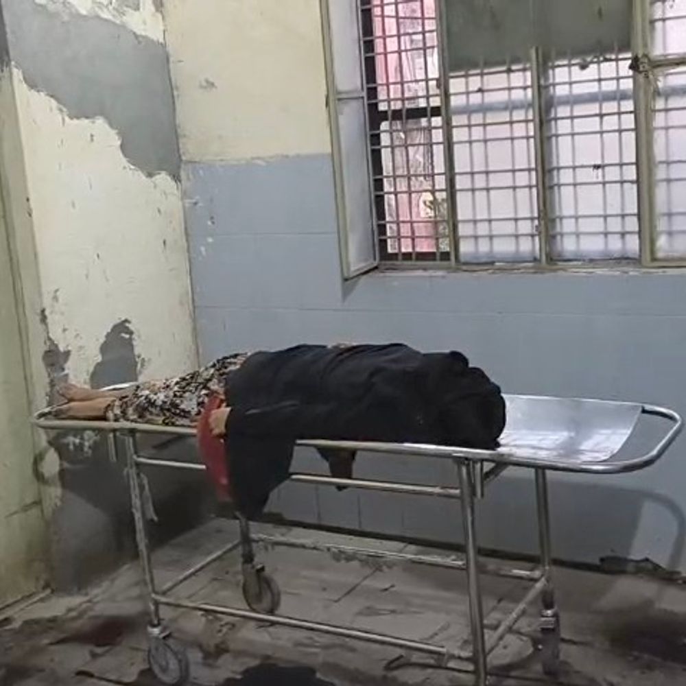 तेज रफ्तार वाहन ने मां-बेटे को कुचला, दोनों की मौत:बारिश से बचने पेड़ के नीचे खड़े थे, दुकान से चिप्स लेने गए पिता बचे