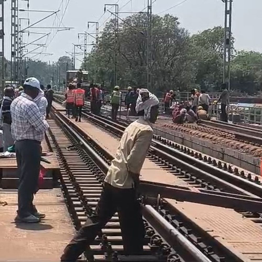 उन्नाव गंगा पुल पर मरम्मत कार्य जारी:डाउन लाइन पर आठवें दिन भी चला अभियान, 36 मीटर ट्रैक हुआ दुरुस्त