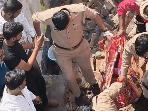 गाजीपुर में फार्मासिस्ट की आग में जिंदा जलकर मौत:चूड़ी गली बाजार में मकान में लगी आग, लाखों का नुकसान; पड़ोसियों ने बुझाया