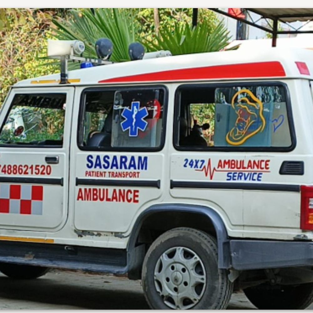 चंदौली में बेकाबू एम्बुलेंस ने 6 राहगीरों को मारी टक्कर:सड़क हादसे में 5 घायल, एक की हालत गंभीर; चालक गिरफ्तार