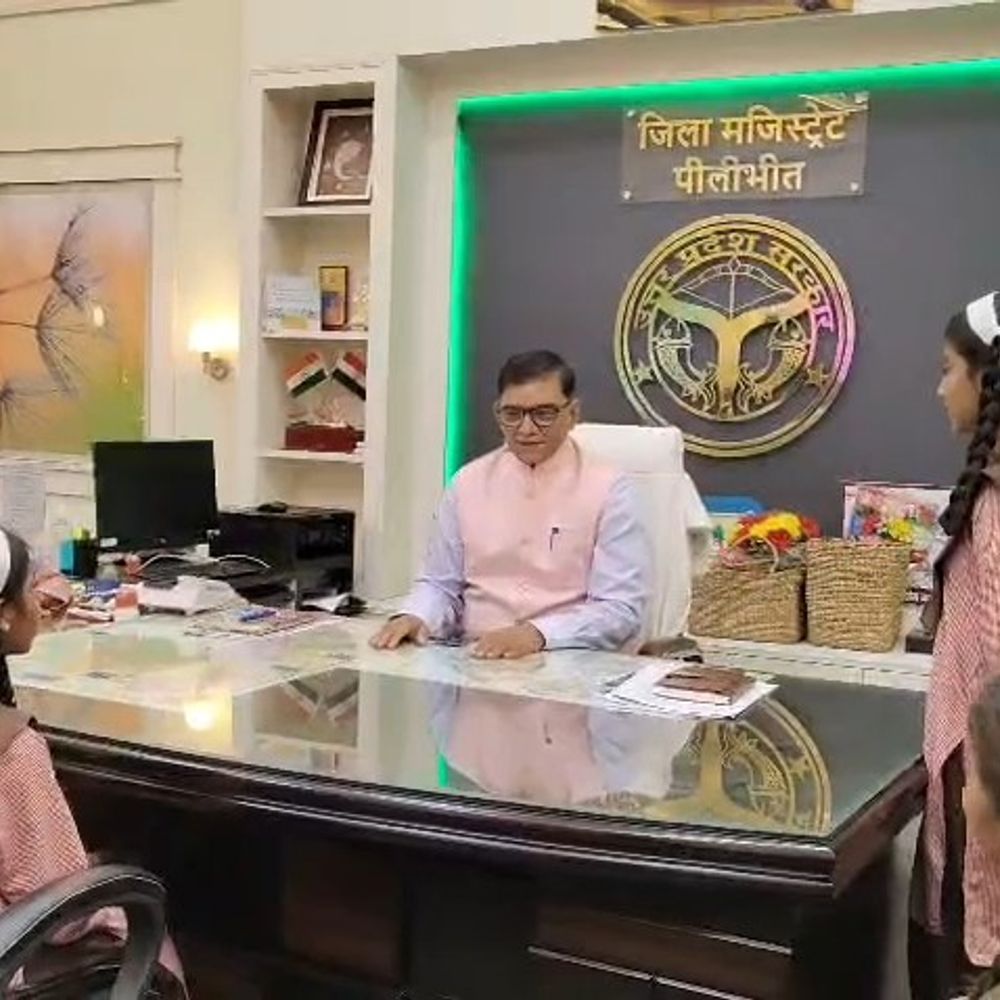 छात्रा ने डीएम से बोली- आपकी तरह DM कैसे बनूं:ज्ञानेंद्र सिंह ने कहा- सफलता की पहली सीढ़ी लक्ष्य का निर्धारण, मानसिक रूप से तैयार रहें