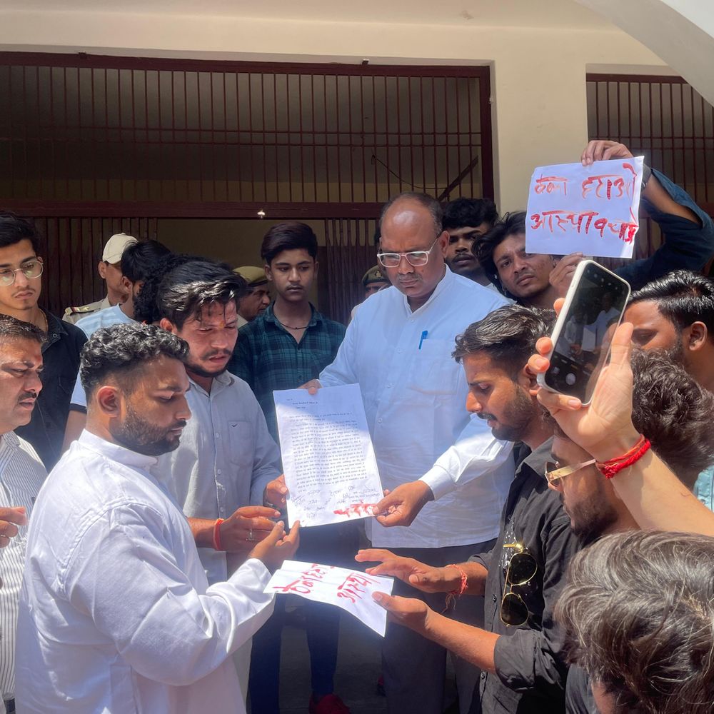 बिरला मंदिर के पास शराब ठेका खुला:स्थानीय लोगों ने विरोध में जिलाधिकारी को ज्ञापन सौंपा