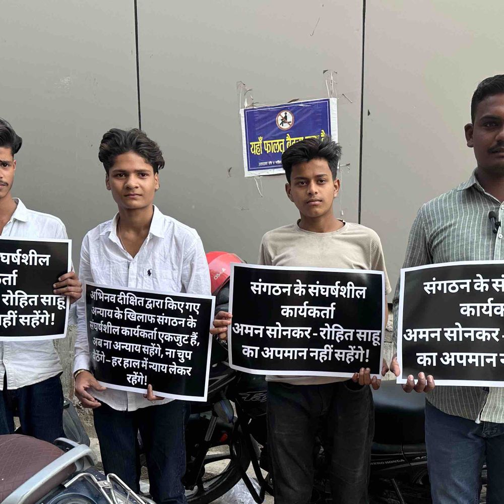 पनकी मंडल प्रभारी पर जातिगत प्रताड़ना का आरोप:युवा मोर्चा नेता ने कानपुर कार्यालय में किया प्रदर्शन