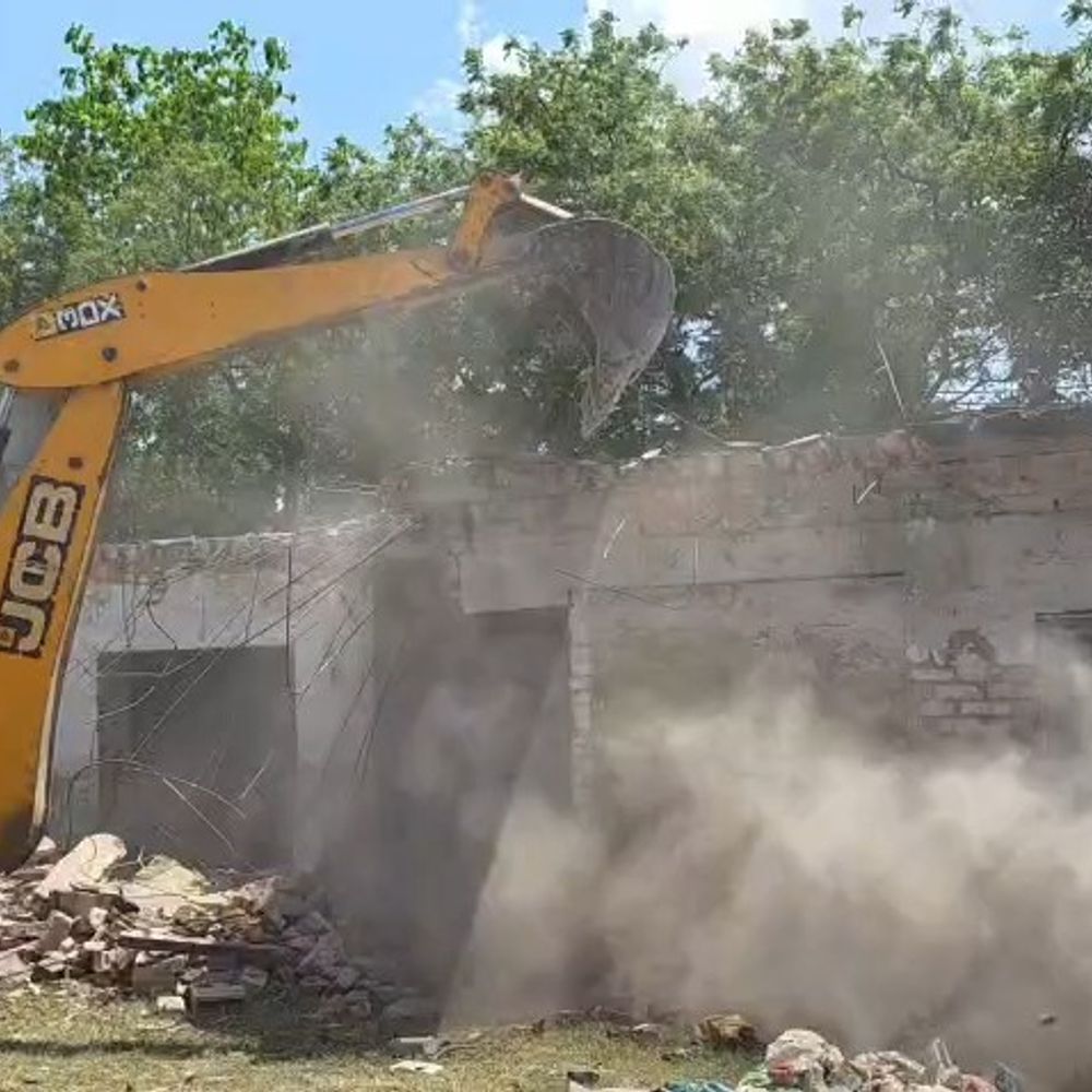 गोंडा में मदरसे, दुकान और मकान पर चला बुलडोजर:ग्राम समाज की डेढ़ बीघा जमीन खाली कराई गई, फोर्स की मौजूदगी में तोड़ा अतिक्रमण