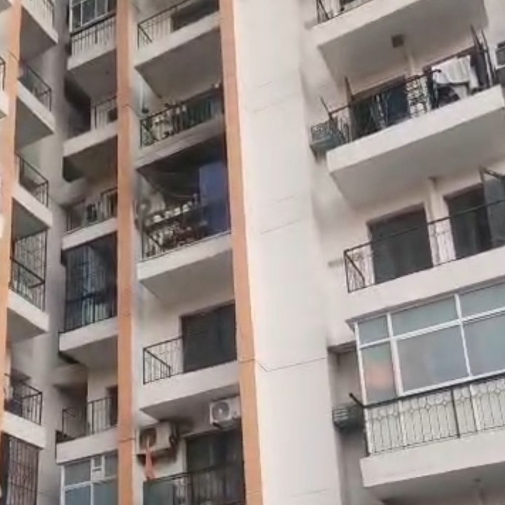 फरीदाबाद की सोसाइटी फ्लैट में लगी आग:  शॉर्ट सर्किट से हादसा, परिवार गया था बाहर, पड़ोसियों की सूझबूझ से पाया काबू – Ballabgarh News