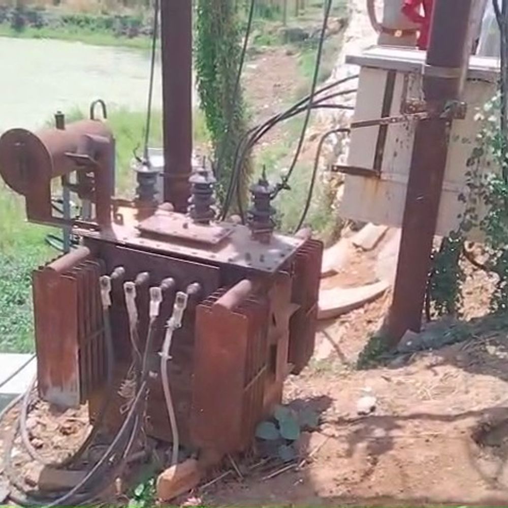 ट्रांसफार्मर की चपेट में आकर बच्चे की मौत:स्कूल से लौटते समय हादसा, गुस्साए लोगों ने कोतवाली घेरी