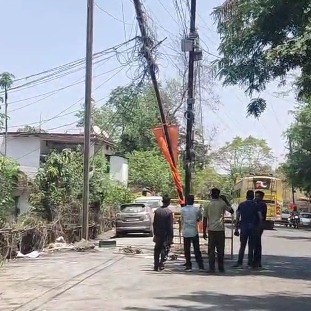 मंडला में सड़क के बीच से हटेगा बिजली पोल:  नेहरू स्मारक-बिंझिया रोड निर्माण में लापरवाही के बाद बिजली विभाग ने की कार्रवाई – Mandla News